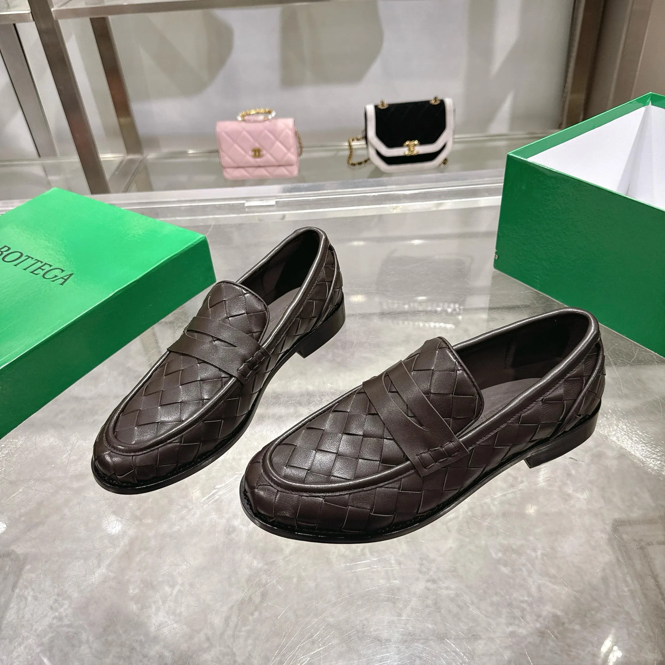 [BV] Top P: 820💰Size for couples: Female 35-39 Male 39--44 (Female 40. Male 38.45.46.47 customization is not returnable) [Note‼ ️] Add 💰 to size 46, add 💰 to size 47. Bottega Veneta small round toe braided formal leather shoes for couples in 2026 spring counters! Grained cowhide woven! Solid color Niuli! Leather outsole! [Rose][Rose]! Purely hand-woven and operated, the original board is reproduced one-to-one! quality assurance!
